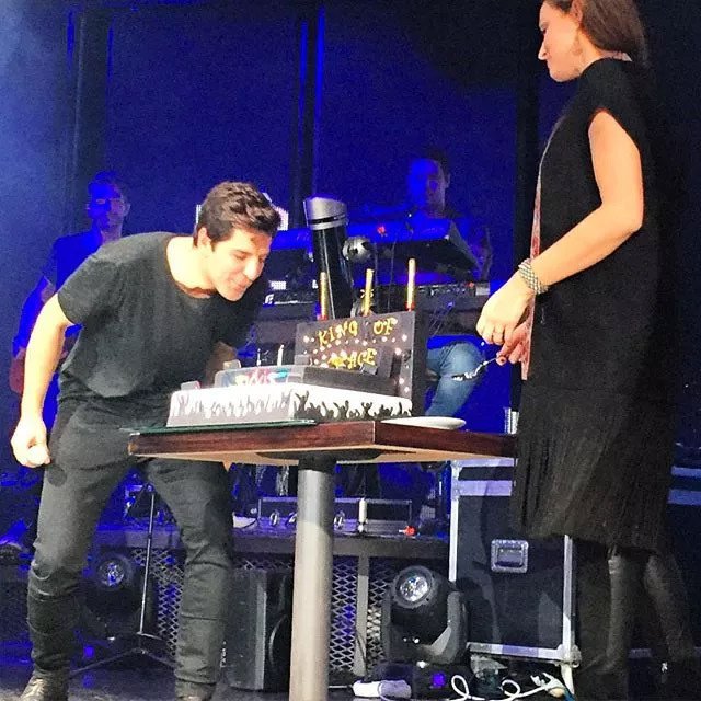 «Χαμός» στα γενέθλια του Σάκη Ρουβά -Το καυτό φιλί με την Κάτια πάνω στη σκηνή [εικόνες]  | iefimerida.gr 1