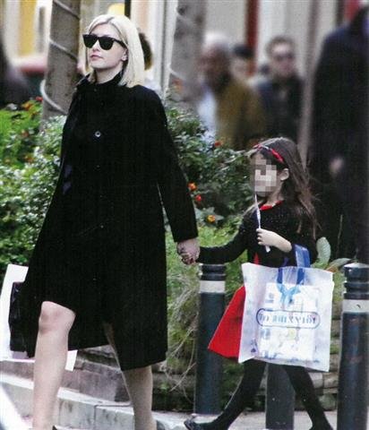 Η Σία Κοσιώνη στα μαγαζιά, με την κόρη του Κώστα Μπακογιάννη [εικόνες] | iefimerida.gr 1