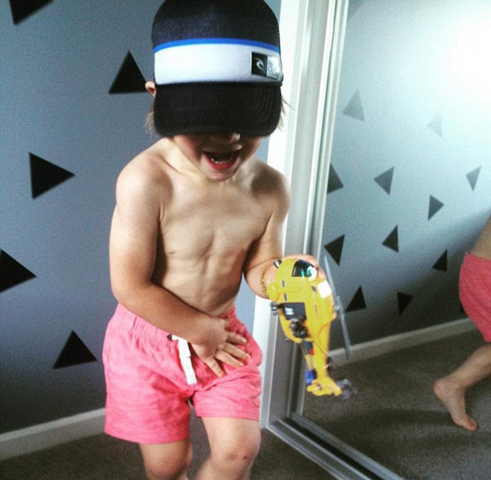 3χρονος μπόμπιρας έχει κοιλιακούς που σε κάνουν να ντρέπεσαι [εικόνες] | iefimerida.gr 1