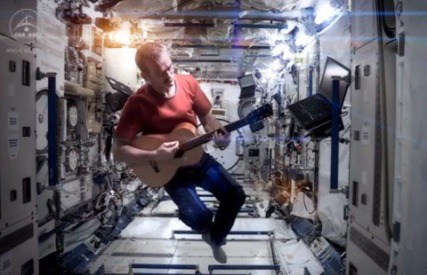 Το τελευταίο «αντίο» στον Stardust – Αστροναύτες από όλο τον κόσμο θρηνούν για τον David Bowie [εικόνες] | iefimerida.gr 1