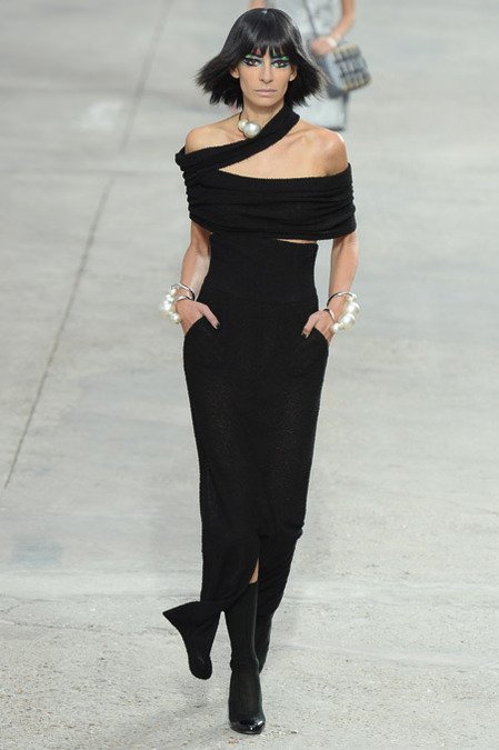 Η Βραζιλιάνα, άγνωστη, μούσα του Λάγκερφελντ -Πάνω της ράβονται όλα τα Chanel [εικόνες] | iefimerida.gr 22