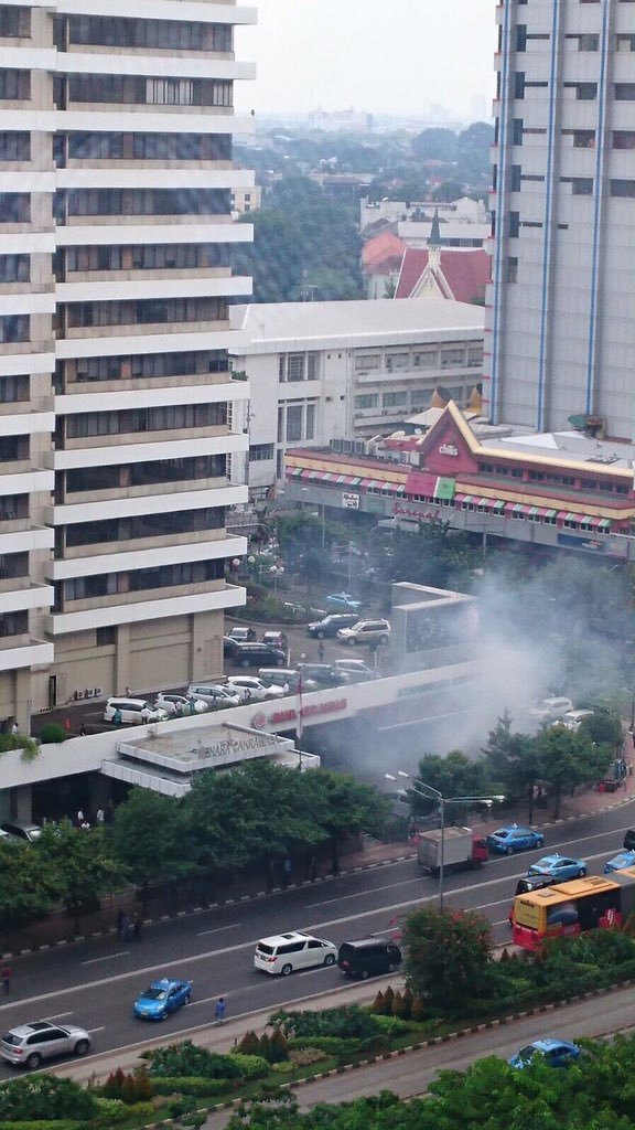 Τρόμος στην Ινδονησία: Επιθέσεις αυτοκτονίας στην Τζακάρτα με επτά νεκρούς [εικόνες & βίντεο] | iefimerida.gr 4