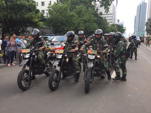 Τρόμος στην Ινδονησία: Επιθέσεις αυτοκτονίας στην Τζακάρτα με επτά νεκρούς [εικόνες & βίντεο] | iefimerida.gr 6