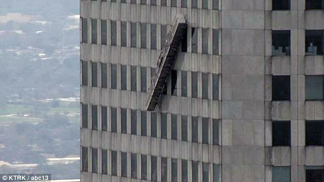 Τρόμος σε ουρανοξύστη: Καθαριστές τζαμιών κρέμονταν από τον 72ο όροφο για μία ώρα [εικόνες & βίντεο] | iefimerida.gr 0