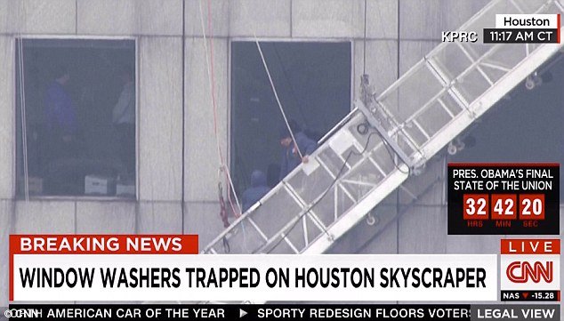 Τρόμος σε ουρανοξύστη: Καθαριστές τζαμιών κρέμονταν από τον 72ο όροφο για μία ώρα [εικόνες & βίντεο] | iefimerida.gr 1