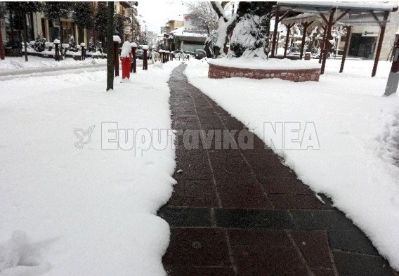 Το Καρπενήσι πρωτοπορεί: Θερμαινόμενα πεζοδρόμια λιώνουν το χιόνι! [εικόνες] | iefimerida.gr 0