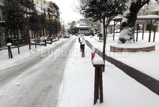 Το Καρπενήσι πρωτοπορεί: Θερμαινόμενα πεζοδρόμια λιώνουν το χιόνι! [εικόνες] | iefimerida.gr 1