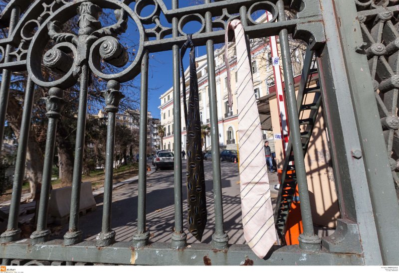 Το κίνημα της γραβάτας και στη Θεσσαλονίκη: Στους δρόμους δικηγόροι, γιατροί και φαρμακοποιοί [εικόνες] | iefimerida.gr 1