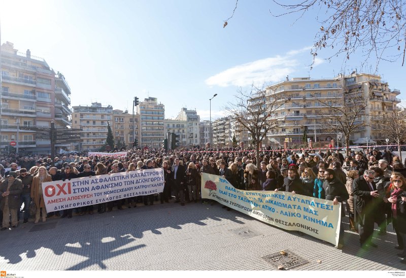 Το κίνημα της γραβάτας και στη Θεσσαλονίκη: Στους δρόμους δικηγόροι, γιατροί και φαρμακοποιοί [εικόνες] | iefimerida.gr 2