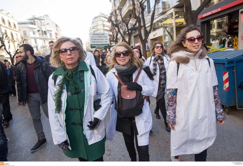 Το κίνημα της γραβάτας και στη Θεσσαλονίκη: Στους δρόμους δικηγόροι, γιατροί και φαρμακοποιοί [εικόνες] | iefimerida.gr 8