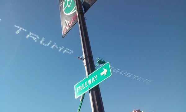 Μήνυμα από τον ουρανό κατά του Τραμπ -Μία διαφορετική, «ιπτάμενη» διαμαρτυρία [εικόνες] | iefimerida.gr 2