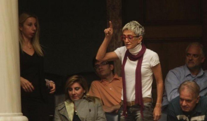 Ποια είναι η Αυγή Βουτσινά που πέταξε την κότα στο Μέγαρο Μαξίμου [εικόνες] | iefimerida.gr 2