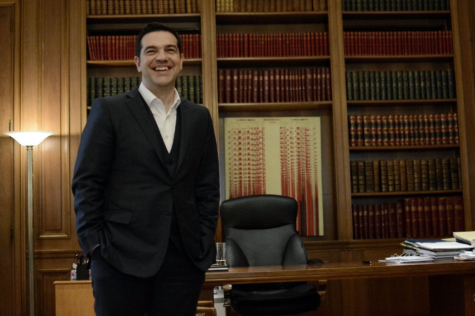 Ο Αλέξης Τσίπρας φόρεσε γιλέκο για να υποδεχθεί τον Μητσοτάκη [εικόνες] | iefimerida.gr 1