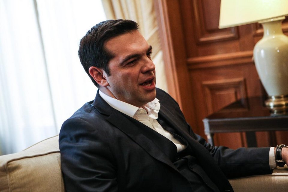 Ο Αλέξης Τσίπρας φόρεσε γιλέκο για να υποδεχθεί τον Μητσοτάκη [εικόνες] | iefimerida.gr 0