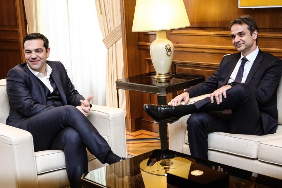 Ο Αλέξης Τσίπρας φόρεσε γιλέκο για να υποδεχθεί τον Μητσοτάκη [εικόνες] | iefimerida.gr 5