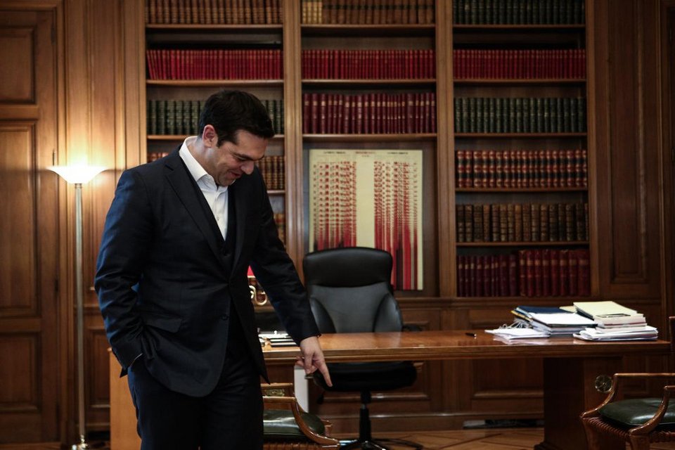 Ο Αλέξης Τσίπρας φόρεσε γιλέκο για να υποδεχθεί τον Μητσοτάκη [εικόνες] | iefimerida.gr 3