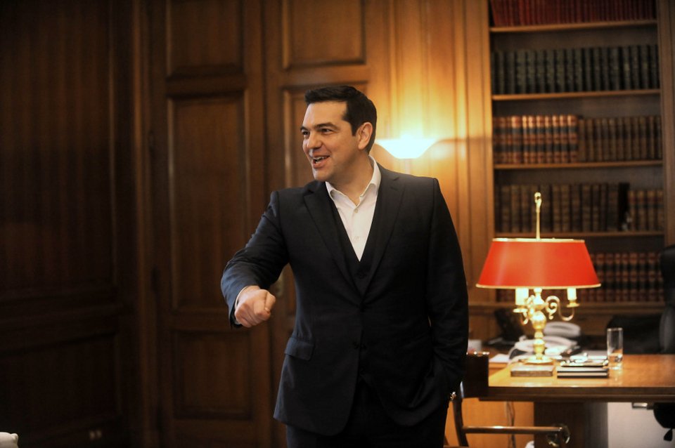 Ο Αλέξης Τσίπρας φόρεσε γιλέκο για να υποδεχθεί τον Μητσοτάκη [εικόνες] | iefimerida.gr 2