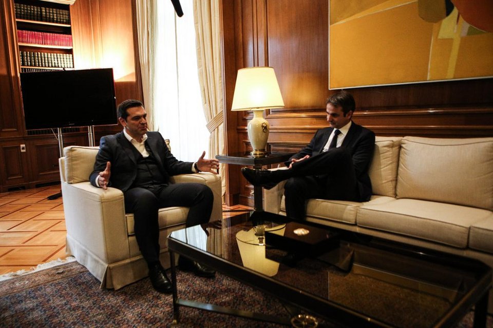 Ο Αλέξης Τσίπρας φόρεσε γιλέκο για να υποδεχθεί τον Μητσοτάκη [εικόνες] | iefimerida.gr 4