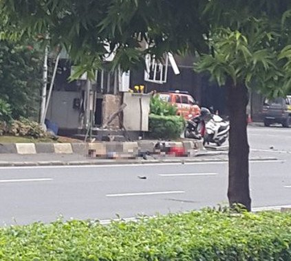 Τρόμος στην Ινδονησία: Επιθέσεις αυτοκτονίας στην Τζακάρτα με επτά νεκρούς [εικόνες & βίντεο] | iefimerida.gr 1