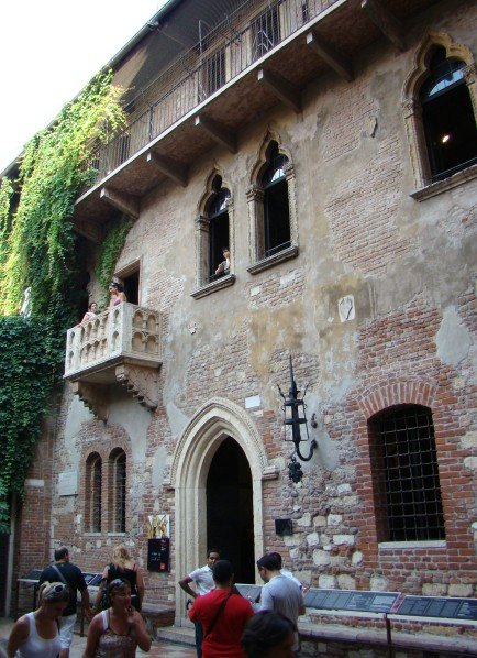 Βερόνα, εκεί που το μπαλκόνι της Ιουλιέτας περιμένει τους ερωτευμένους [εικόνες] | iefimerida.gr 1