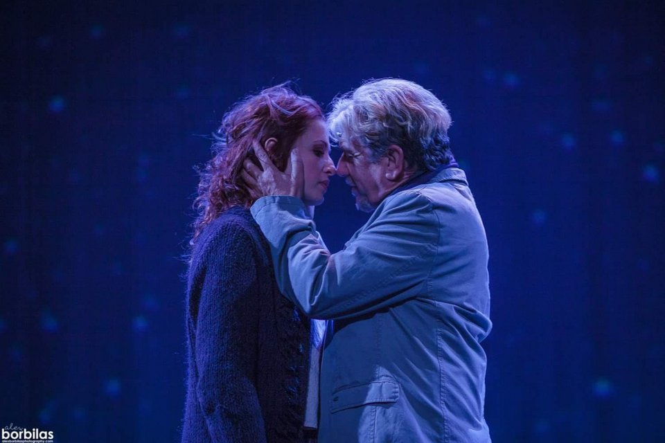 Σκίζουν «Τα παιδιά ενός κατώτερου Θεού» του Γιάννη Βούρου στο Βεάκη [εικόνες] | iefimerida.gr 1