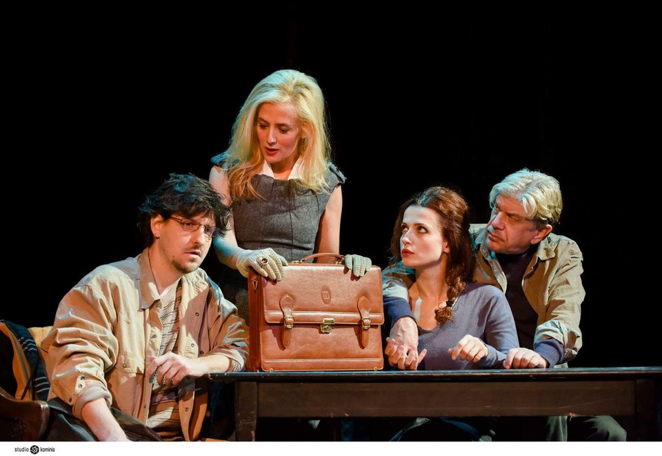 Σκίζουν «Τα παιδιά ενός κατώτερου Θεού» του Γιάννη Βούρου στο Βεάκη [εικόνες] | iefimerida.gr 0