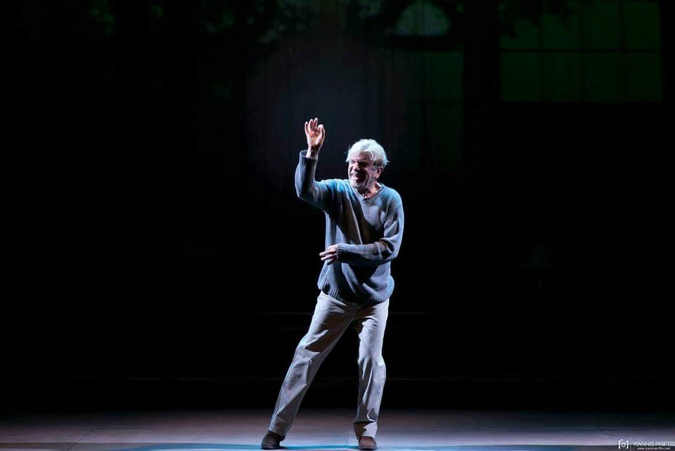 Σκίζουν «Τα παιδιά ενός κατώτερου Θεού» του Γιάννη Βούρου στο Βεάκη [εικόνες] | iefimerida.gr 2