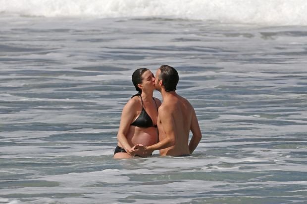 Παθιασμένα φιλιά στην παραλία για την Χάθαγουεϊ και τον σύζυγό της [εικόνες]  | iefimerida.gr 2