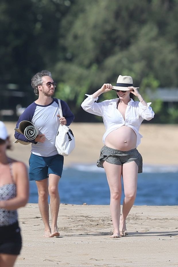 Παθιασμένα φιλιά στην παραλία για την Χάθαγουεϊ και τον σύζυγό της [εικόνες]  | iefimerida.gr 6