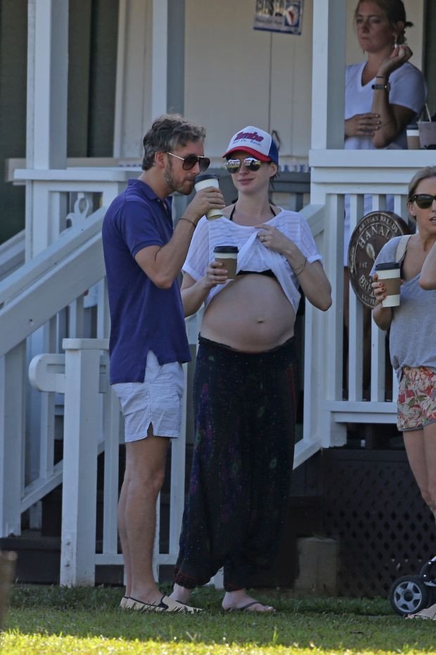 Παθιασμένα φιλιά στην παραλία για την Χάθαγουεϊ και τον σύζυγό της [εικόνες]  | iefimerida.gr 7