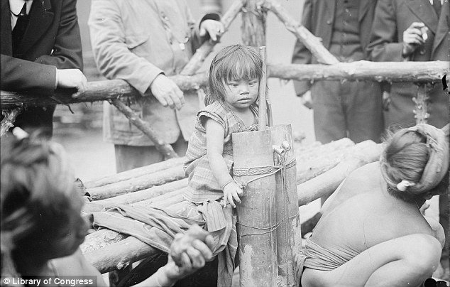 Οταν οι ζωολογικοί κήποι φιλοξενούσαν στα κλουβιά τους... ανθρώπους! | iefimerida.gr 15