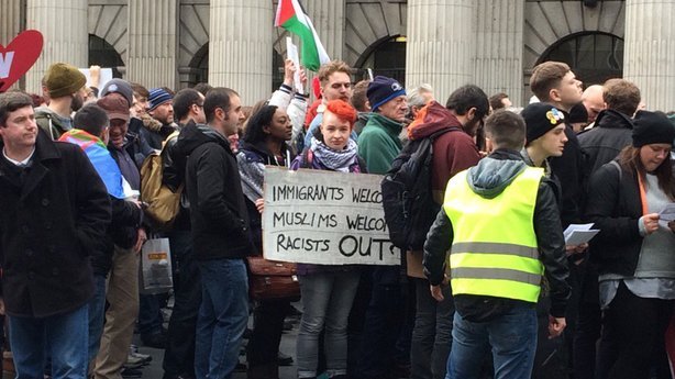 Επεισόδια και συλλήψεις σε διαδήλωση ακροδεξιών στο Δουβλίνο [εικόνες] | iefimerida.gr 0