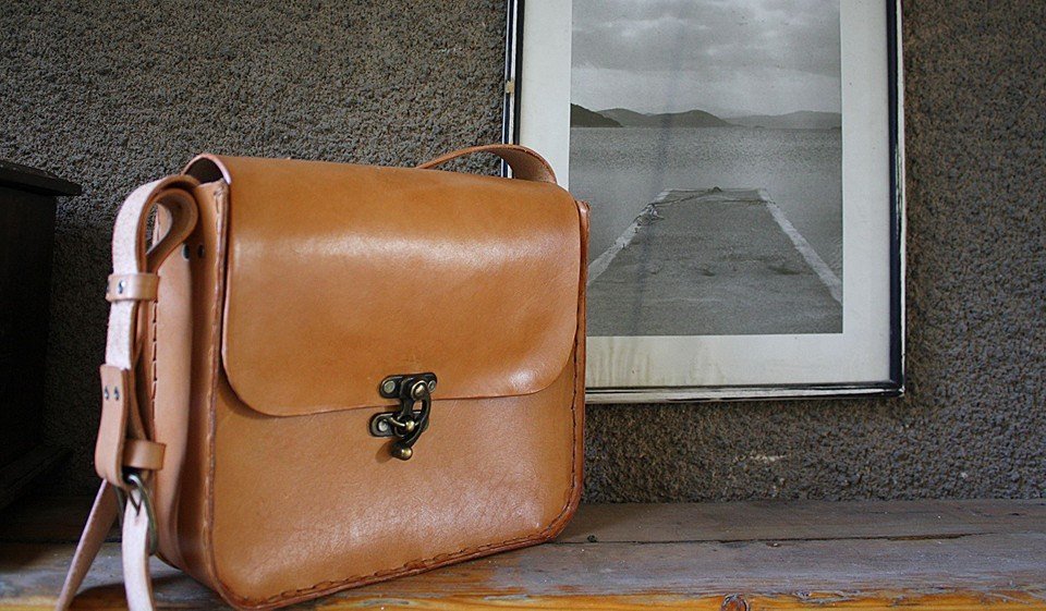 Εξάρχεια: Ενα εργαστήρι σου μαθαίνει να κάνεις βιβλία, τσάντες, εσπαντρίγιες [εικόνες] | iefimerida.gr 3