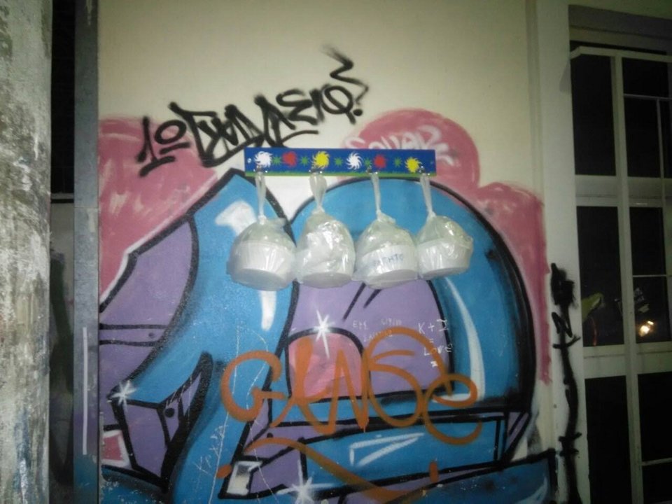 «Τοίχοι της Καλοσύνης» -Κρεμούν σε κρεμάστρες σακούλες με φαγητό για τους απόρους [εικόνες] | iefimerida.gr 1