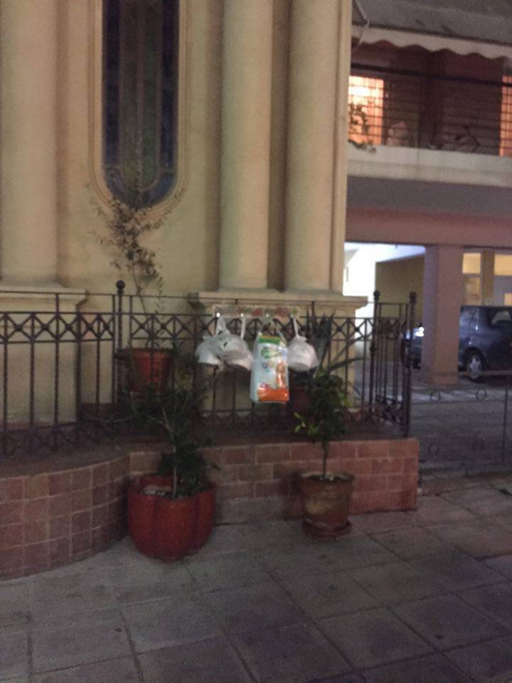 «Τοίχοι της Καλοσύνης» -Κρεμούν σε κρεμάστρες σακούλες με φαγητό για τους απόρους [εικόνες] | iefimerida.gr 6