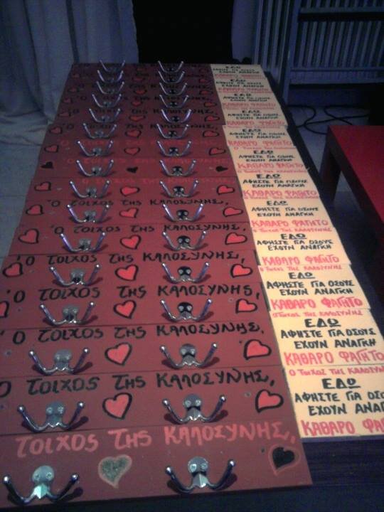 «Τοίχοι της Καλοσύνης» -Κρεμούν σε κρεμάστρες σακούλες με φαγητό για τους απόρους [εικόνες] | iefimerida.gr 3