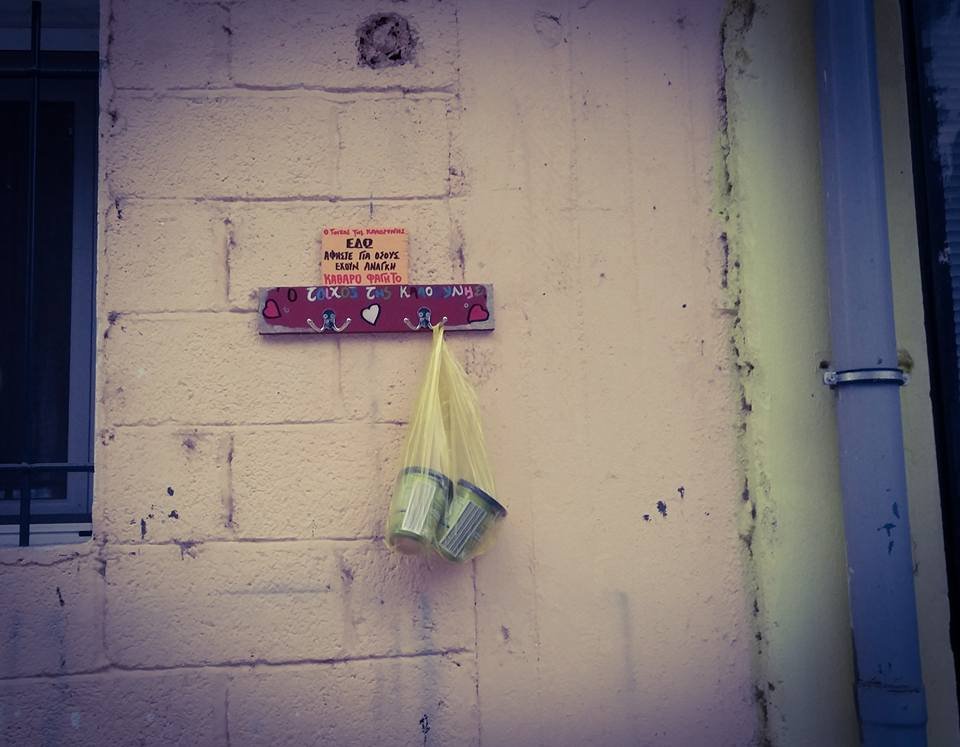 «Τοίχοι της Καλοσύνης» -Κρεμούν σε κρεμάστρες σακούλες με φαγητό για τους απόρους [εικόνες] | iefimerida.gr 0