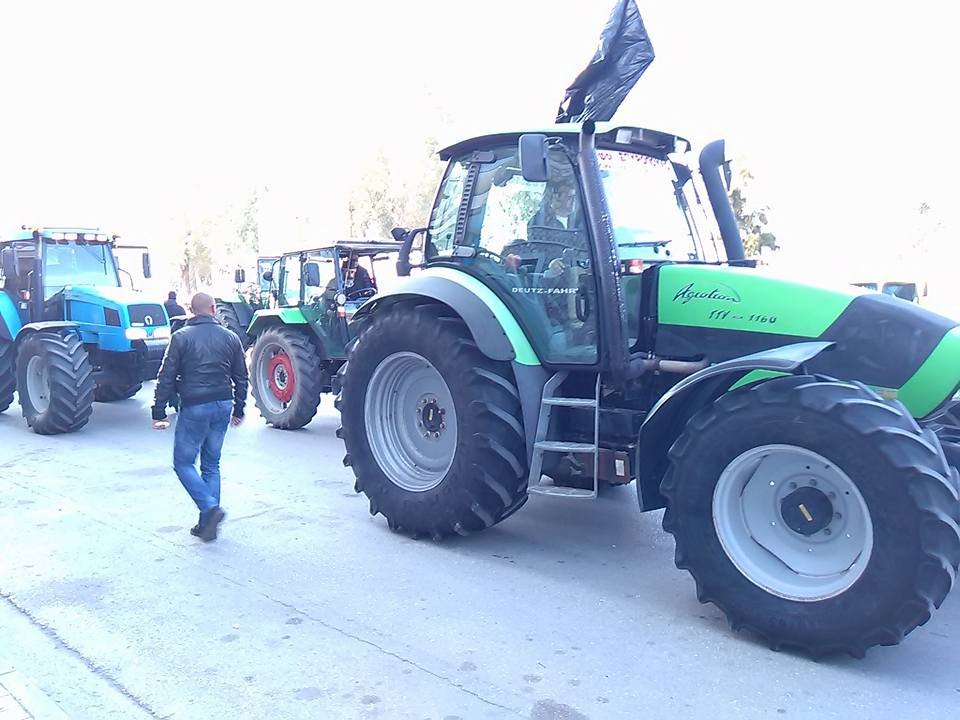 Εισβολή αγρότη με το τρακτέρ του σε ΔΟΥ της Πάτρας [εικόνες & βίντεο] | iefimerida.gr 5