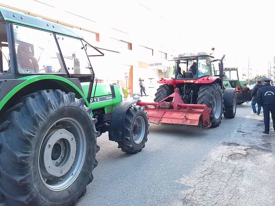 Εισβολή αγρότη με το τρακτέρ του σε ΔΟΥ της Πάτρας [εικόνες & βίντεο] | iefimerida.gr 4