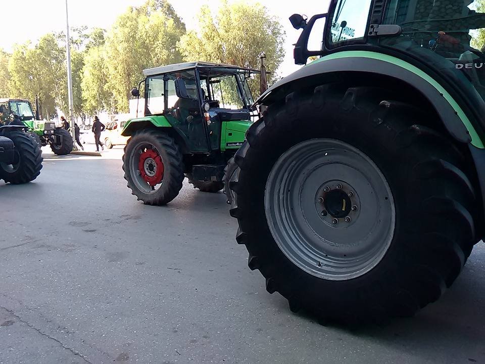 Εισβολή αγρότη με το τρακτέρ του σε ΔΟΥ της Πάτρας [εικόνες & βίντεο] | iefimerida.gr 3