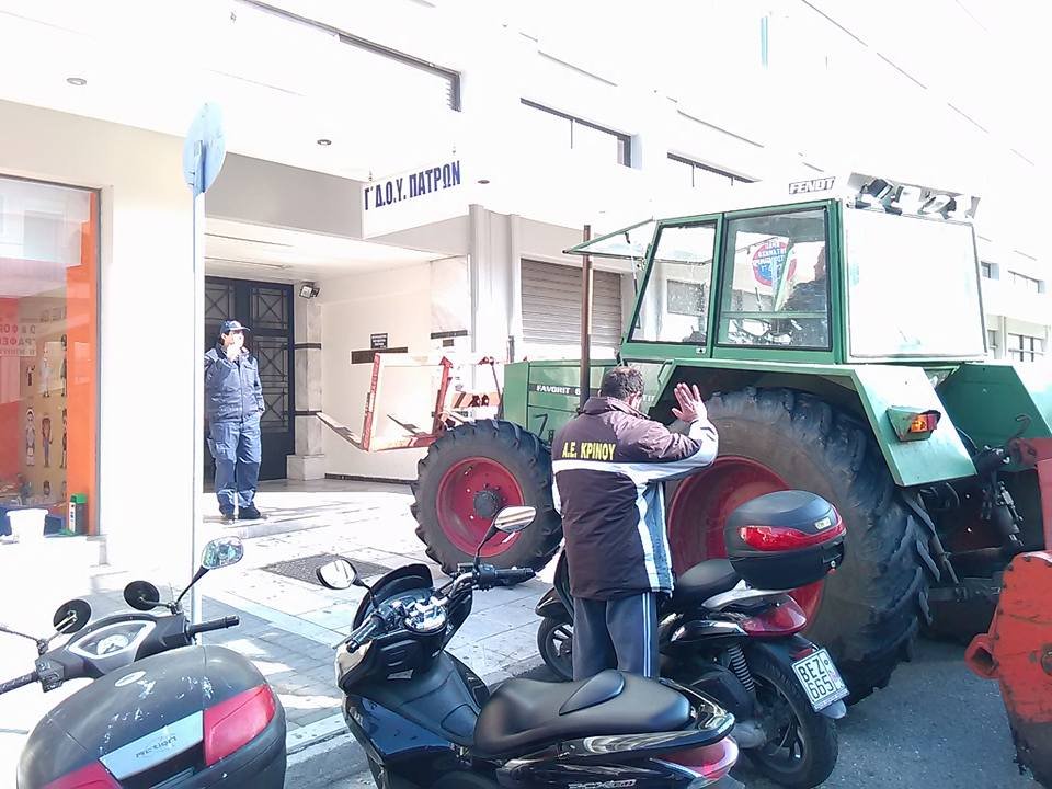 Εισβολή αγρότη με το τρακτέρ του σε ΔΟΥ της Πάτρας [εικόνες & βίντεο] | iefimerida.gr 1