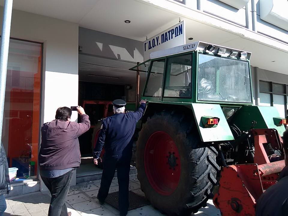 Εισβολή αγρότη με το τρακτέρ του σε ΔΟΥ της Πάτρας [εικόνες & βίντεο] | iefimerida.gr 0