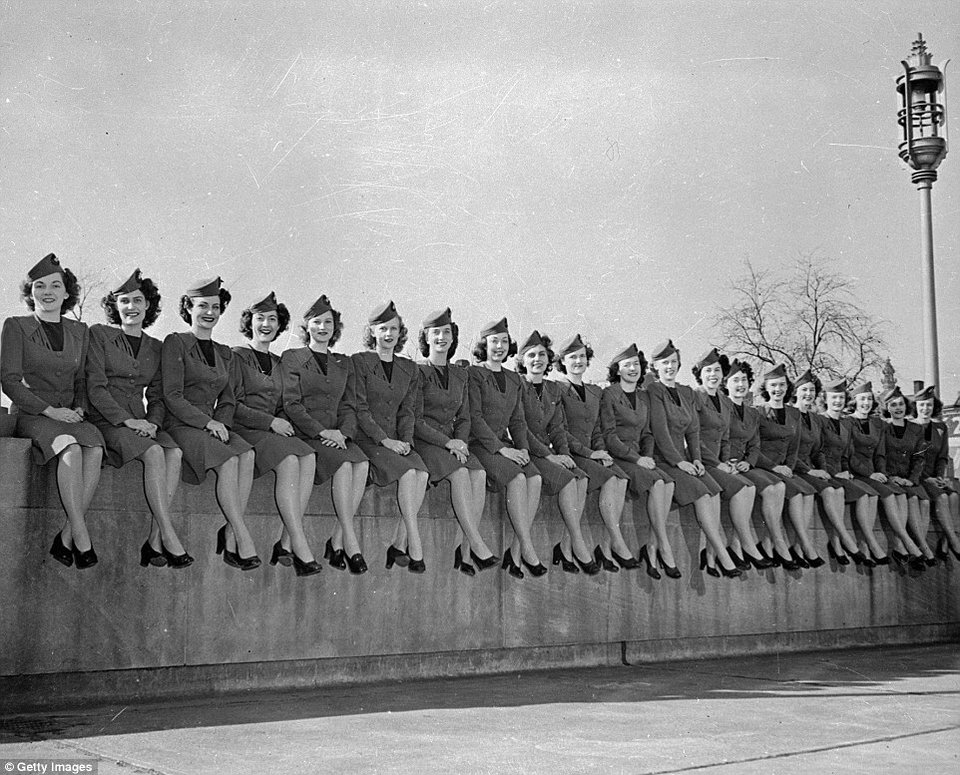 Οι στολές των αεροσυνοδών από το 1940 έως σήμερα -Από τις μίντι φούστες στα καυτά σορτς [εικόνες] | iefimerida.gr 0