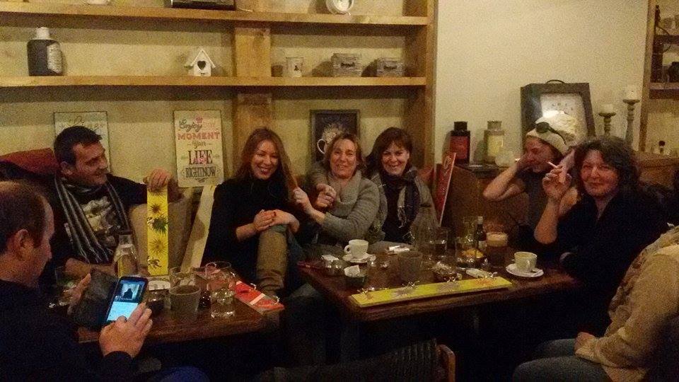 «Τοίχοι της Καλοσύνης» -Κρεμούν σε κρεμάστρες σακούλες με φαγητό για τους απόρους [εικόνες] | iefimerida.gr 5