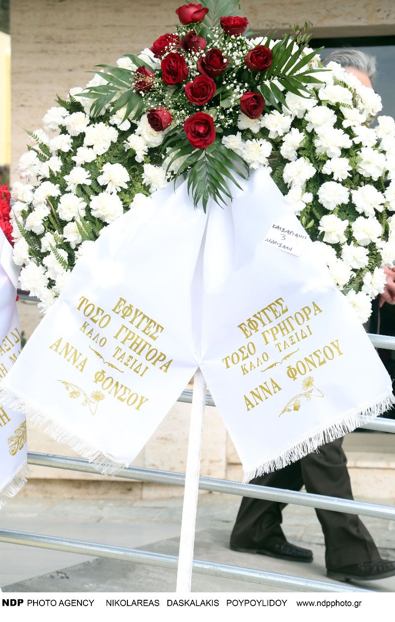 Συντετριμμένος ο σύζυγος της Νατάσας Μανίσαλη στην κηδεία της [εικόνες] | iefimerida.gr 27