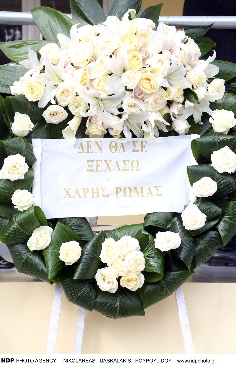 Συντετριμμένος ο σύζυγος της Νατάσας Μανίσαλη στην κηδεία της [εικόνες] | iefimerida.gr 28