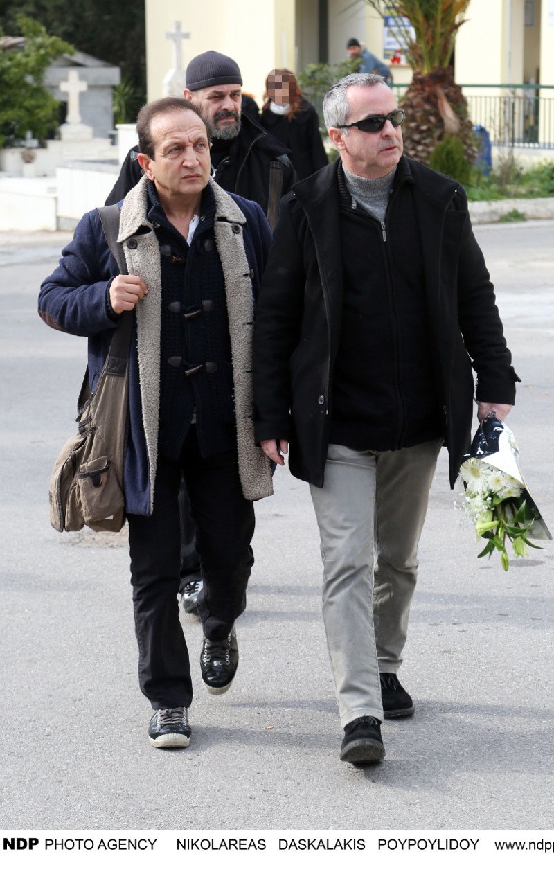 Συντετριμμένος ο σύζυγος της Νατάσας Μανίσαλη στην κηδεία της [εικόνες] | iefimerida.gr 0