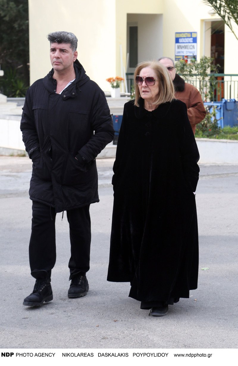 Συντετριμμένος ο σύζυγος της Νατάσας Μανίσαλη στην κηδεία της [εικόνες] | iefimerida.gr 1