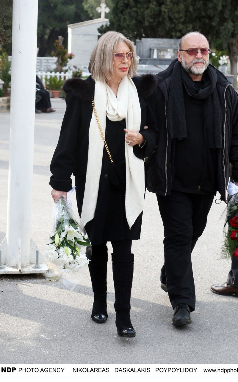Συντετριμμένος ο σύζυγος της Νατάσας Μανίσαλη στην κηδεία της [εικόνες] | iefimerida.gr 2