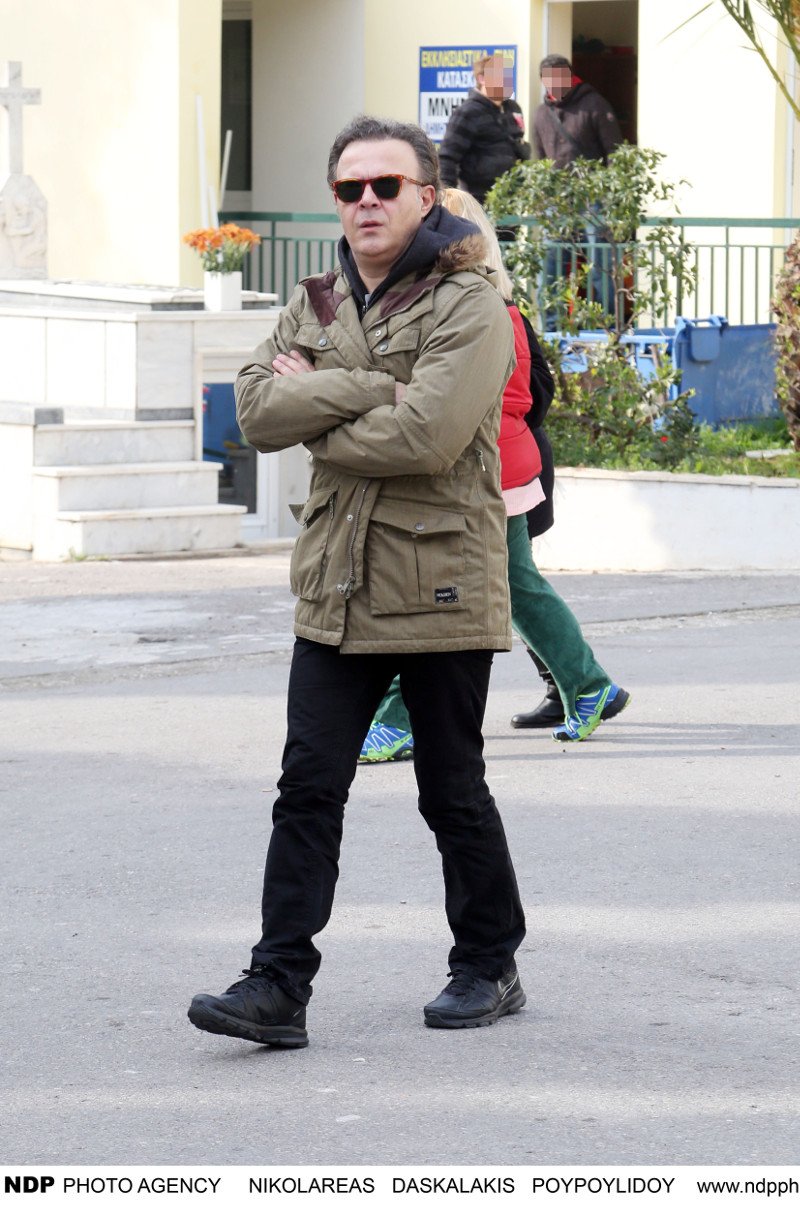 Συντετριμμένος ο σύζυγος της Νατάσας Μανίσαλη στην κηδεία της [εικόνες] | iefimerida.gr 3